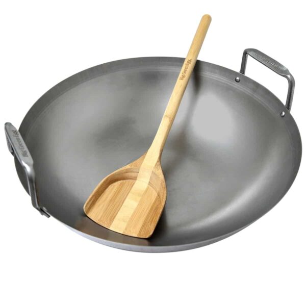 Carbon steel grill wok met houten spatel van Big Green Egg.